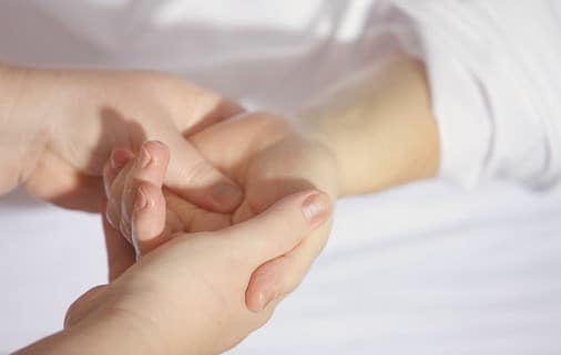 Læge medicinsk osteopati: Karpaltunnelsyndrom Sundhedstips fra Klinik Gahlenbeck, Lægeklinik for osteopati og Akupunktur i Kolding.