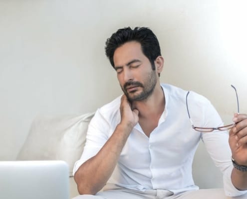 Mobil - Telefon nakken Mange mennesker lider af nakkesmerter. Tips omkring dit helbred fra Dirk Gahlenbeck, læge og osteopat, Klinik Gahlenbeck, Kolding