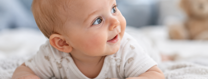 Favoritside hos baby – hvorfor kigger baby til samme side?