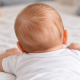 Skævt eller fladt baghoved hos baby – hvornår skal man reagere?