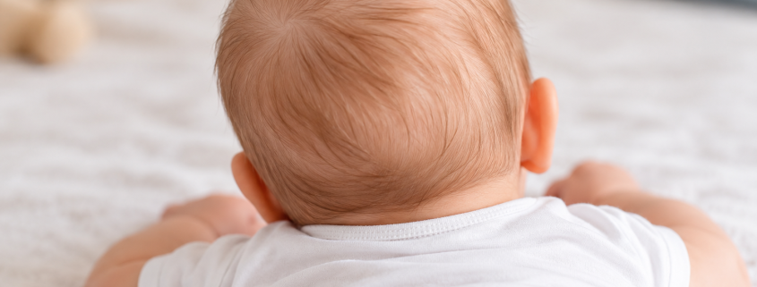 Skævt eller fladt baghoved hos baby – hvornår skal man reagere?